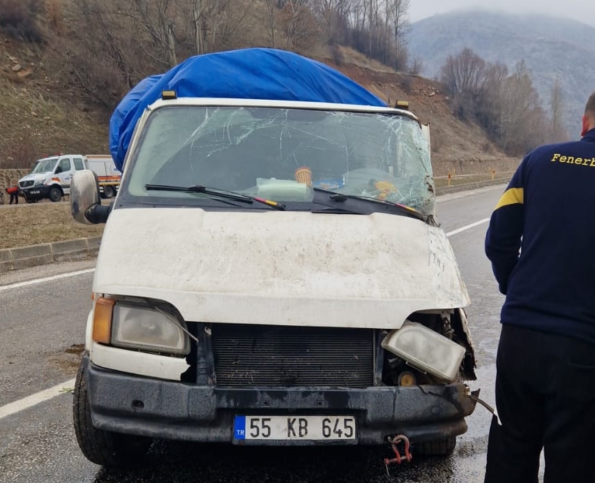 Sivas'ta kamyonet istinat duvarına çarptı!