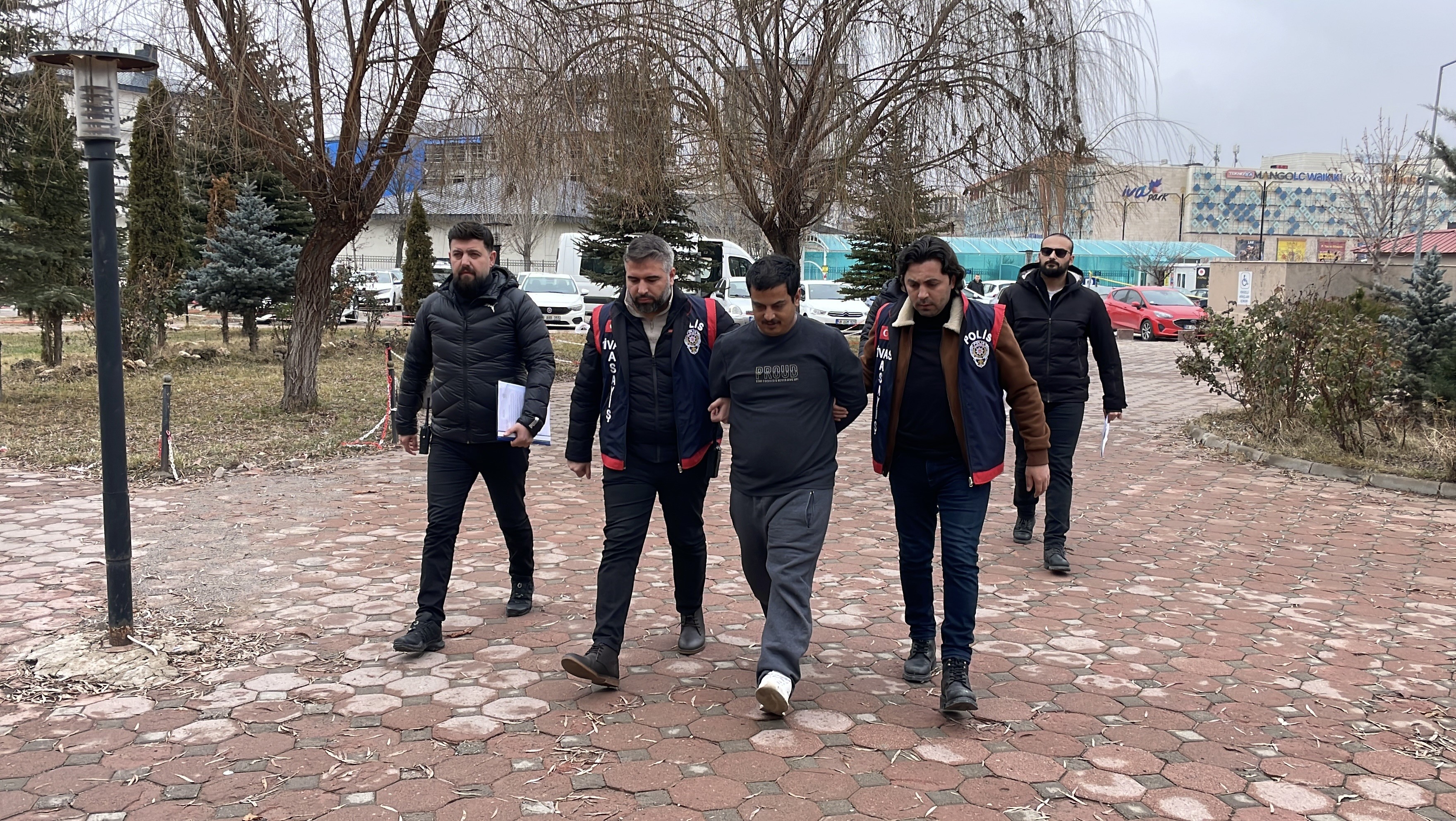 Sivas'ta ağabeyini öldüren cinayet zanlısı adliyeye sevk edildi