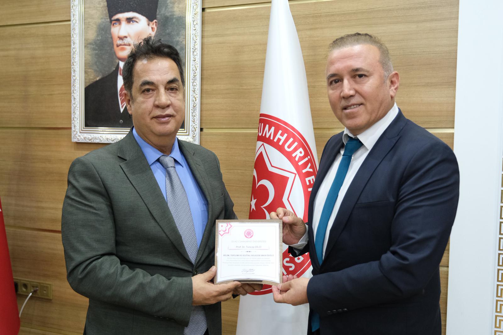SCÜ’den Prof. Dr. Tuncay Dilci’ye anlamlı Onur Ödülü!