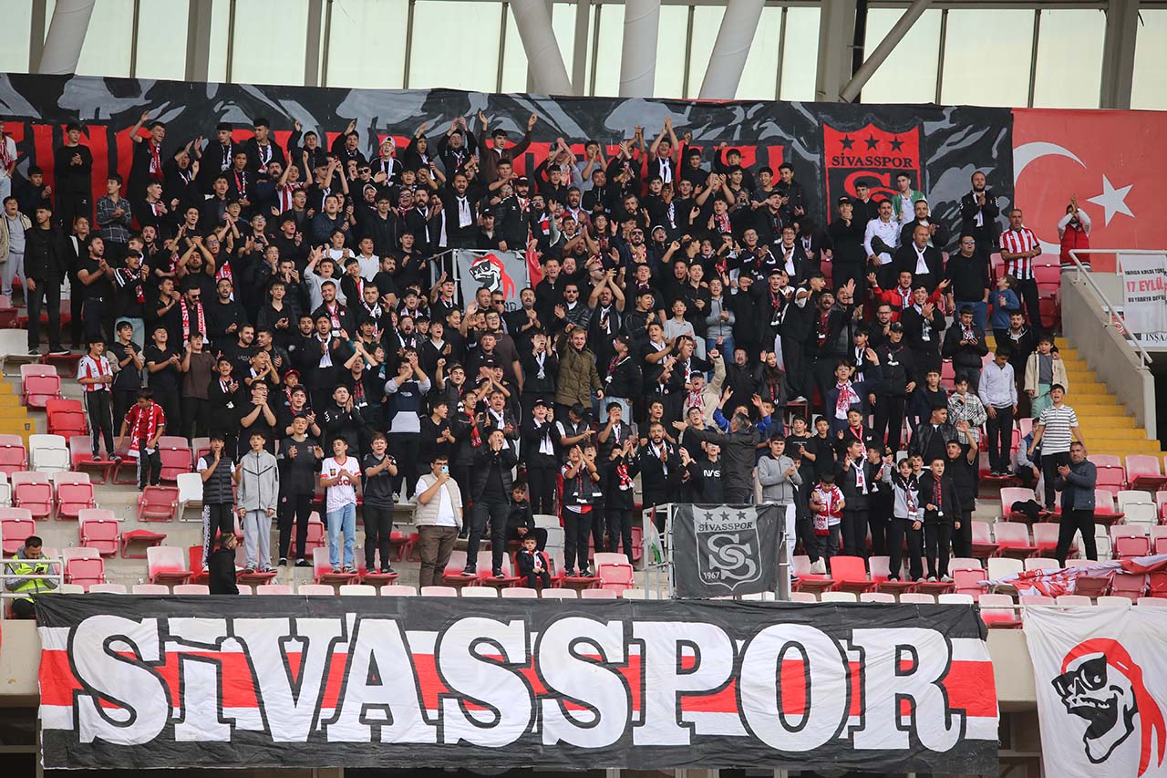 Tribünlerden şehre net mesaj: “Sivasspor’a sahip çıkacaksınız”