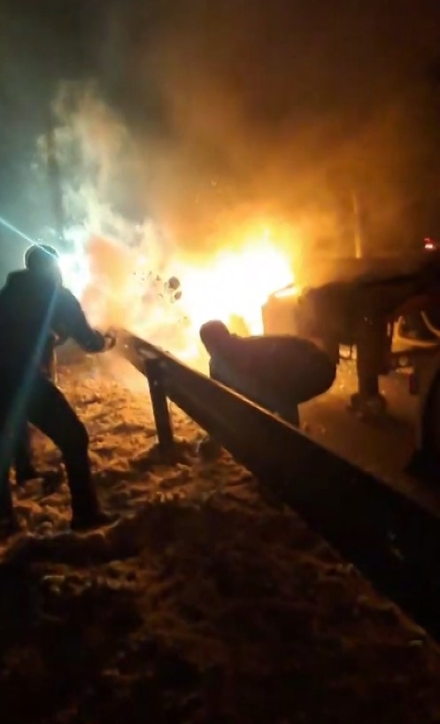 Alevlere karla müdahale ettiler! Sivas’ta TIR yangını korkuttu