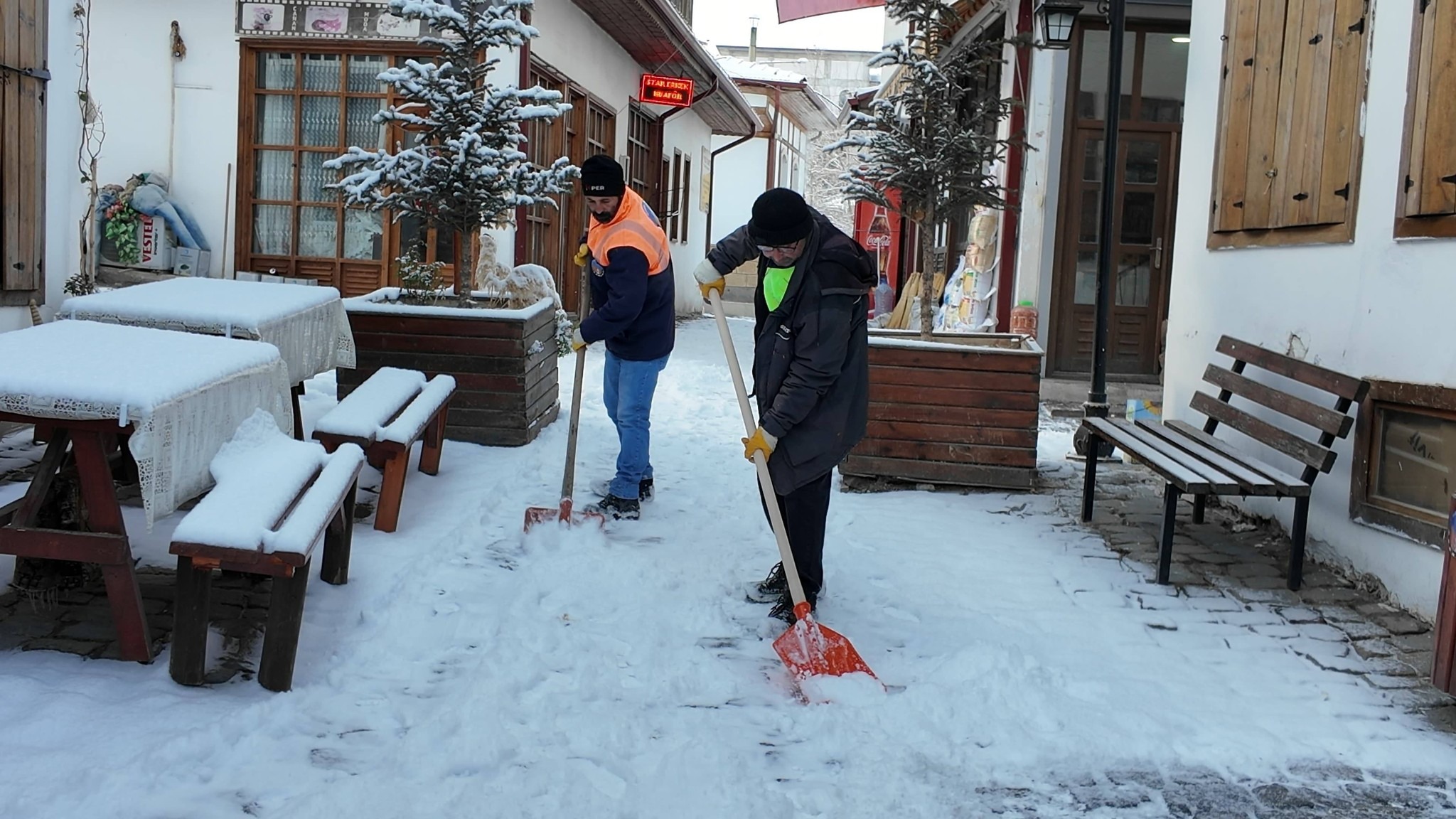 Divriği’de karla mücadele çalışmaları aralıksız sürüyor