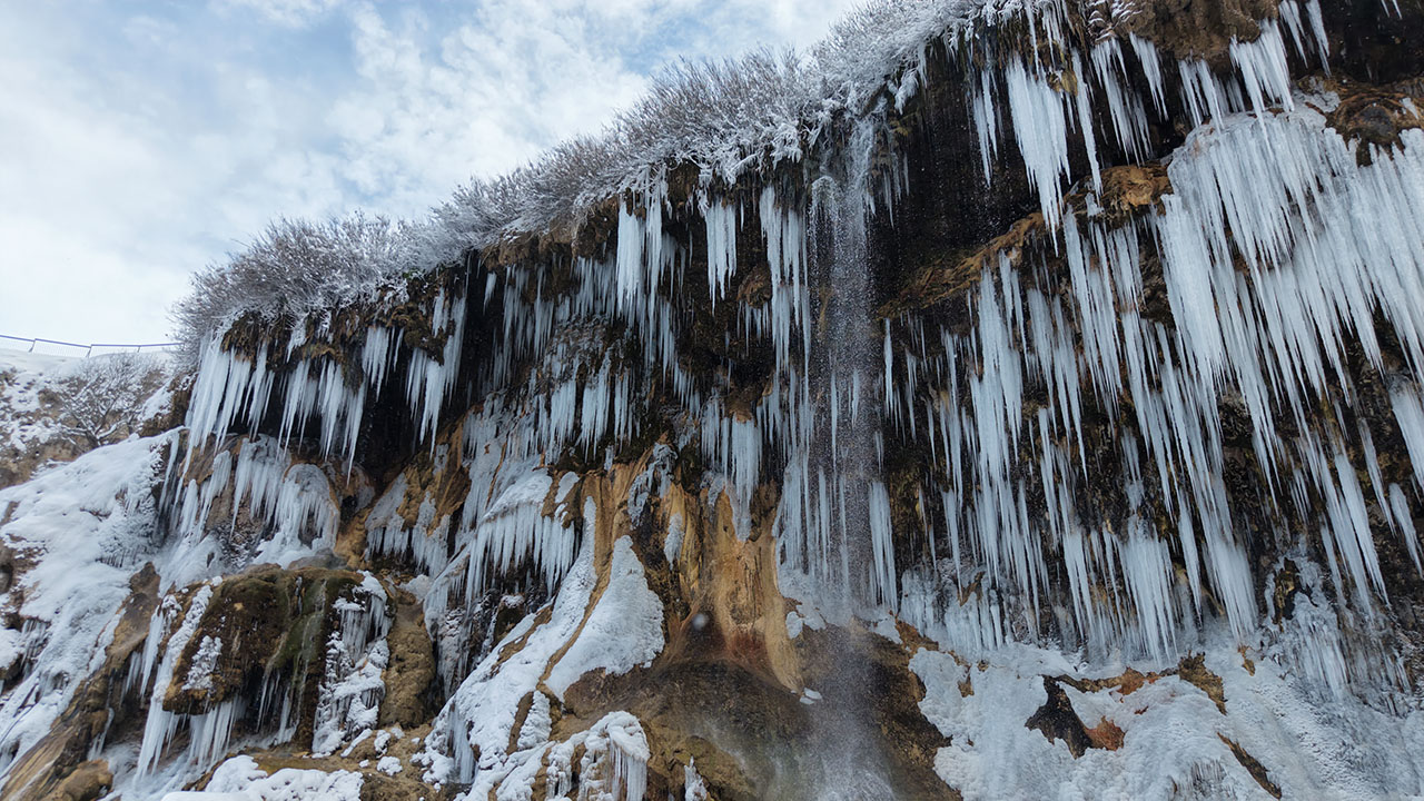 Dipsizgöl Şelalesi'nde dev sarkıtlar oluştu