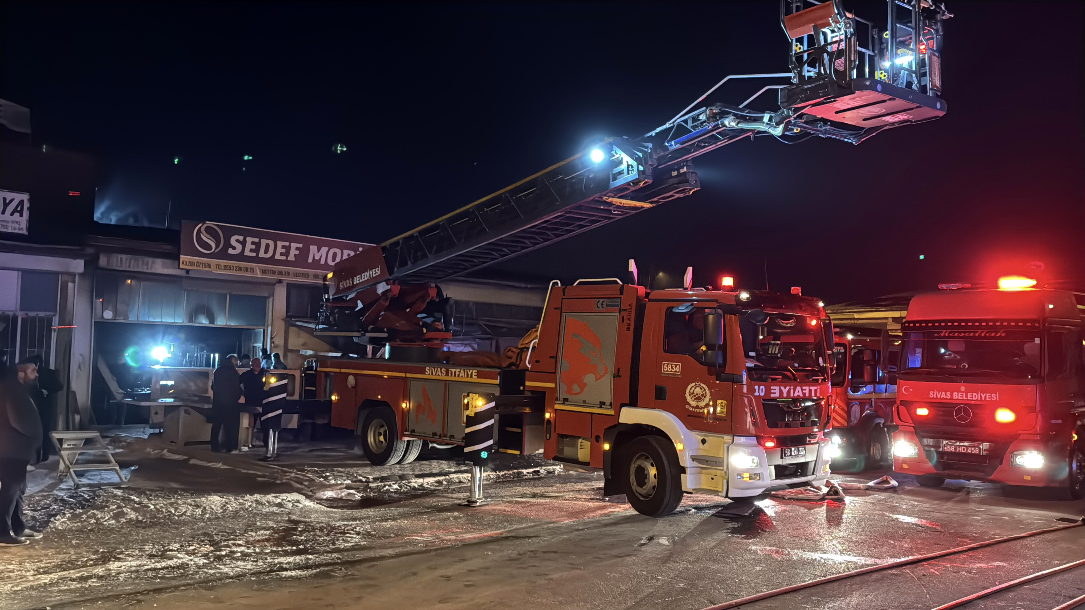 Sivas'ta mobilya atölyesinde yangın çıktı