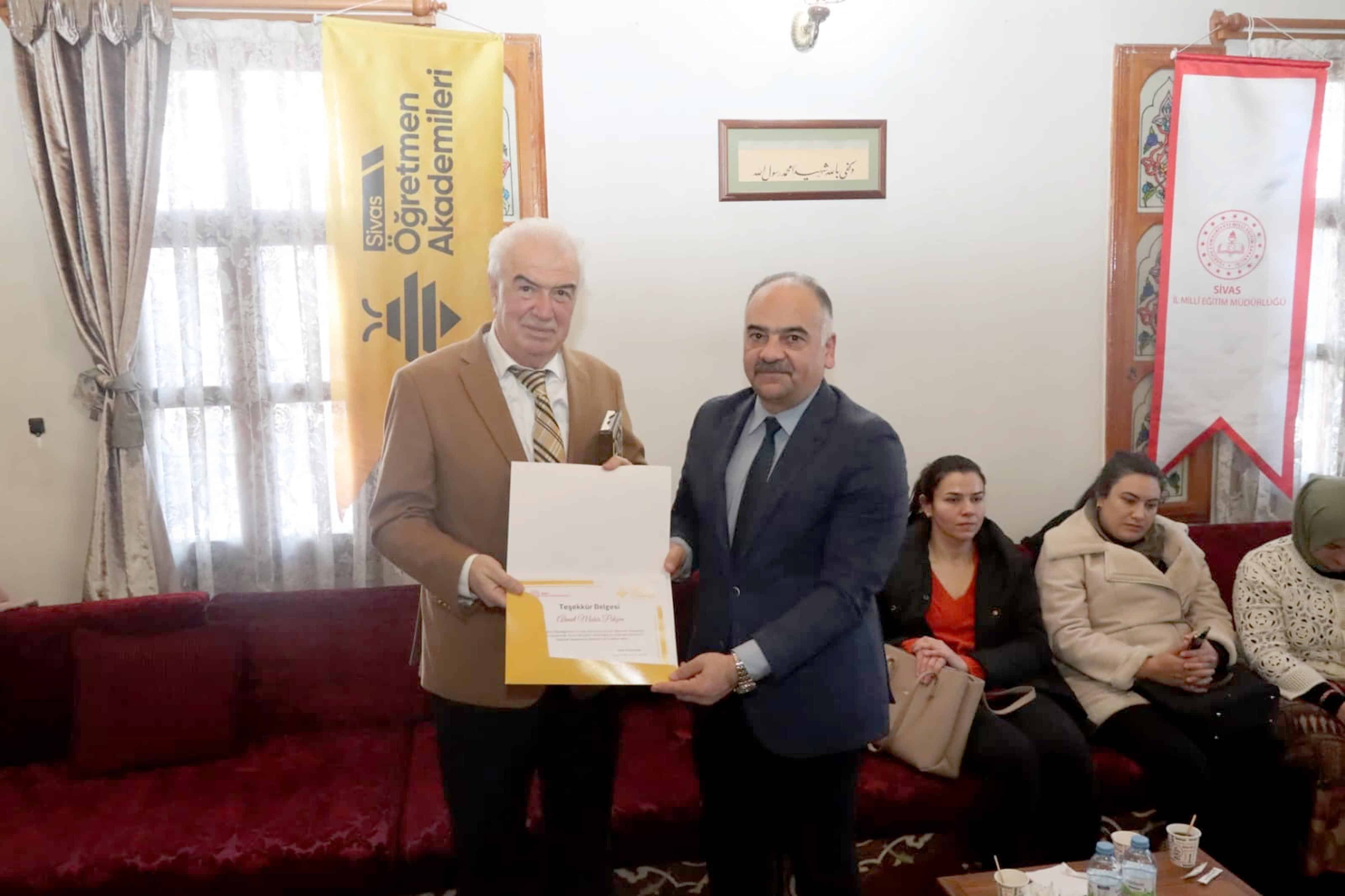 Pekşen, öğretmenlerle bir araya geldi