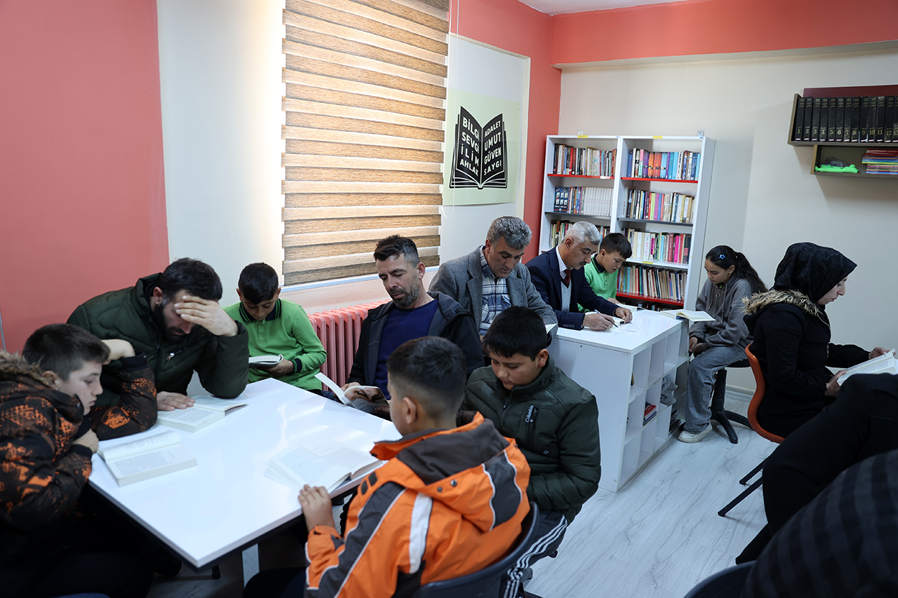 Sivas'ta öğrenci ve veliler kütüphanede birlikte kitap okuyor