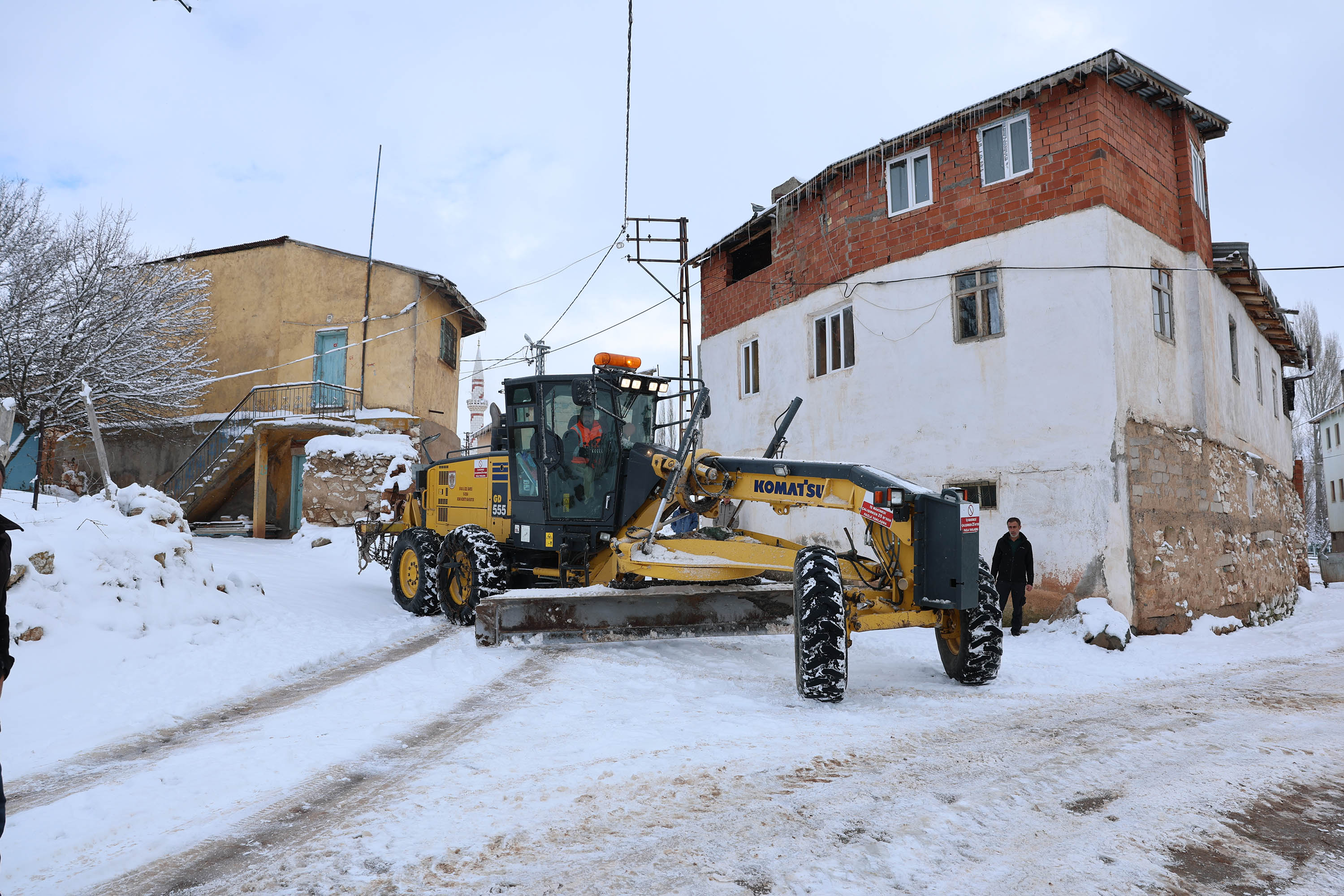 Vali bizzat sahadaydı: Karla kapalı köyde umut yolu açıldı