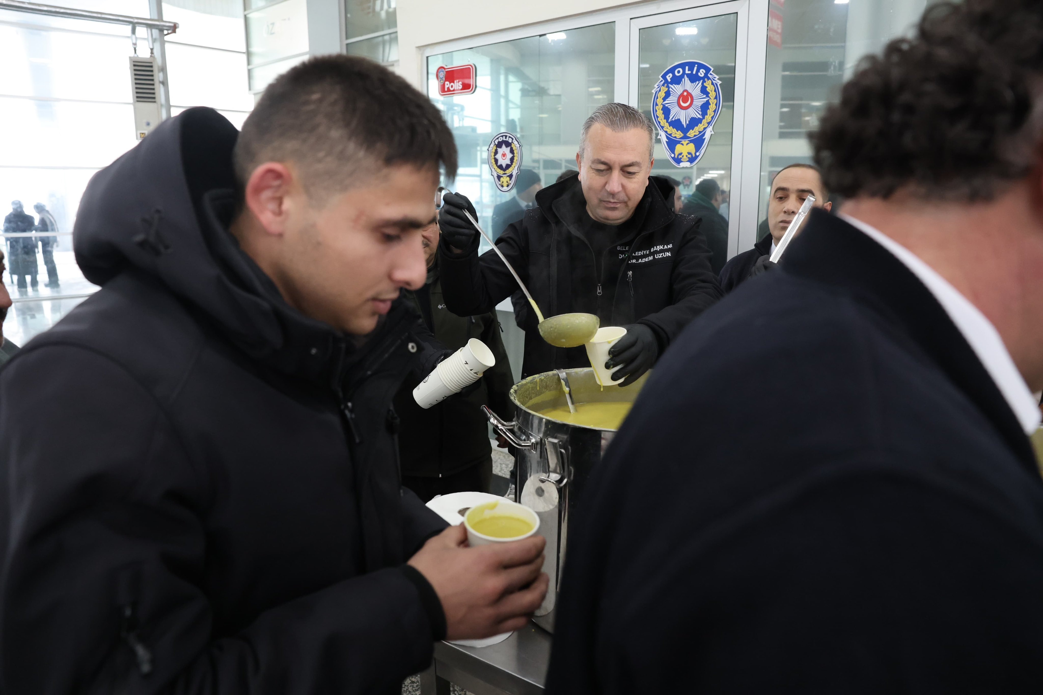 Sivas’ta mahsur kalan yolculara sıcak çorba ikramı
