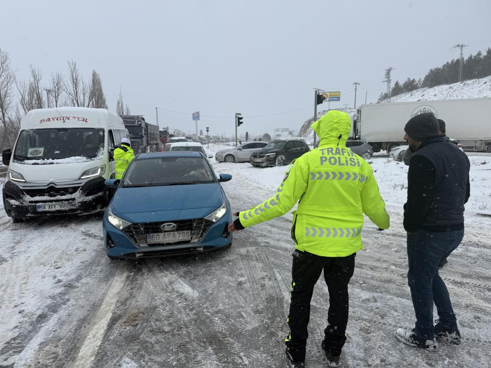 Yoğun kar Sivas’ı felç etti!