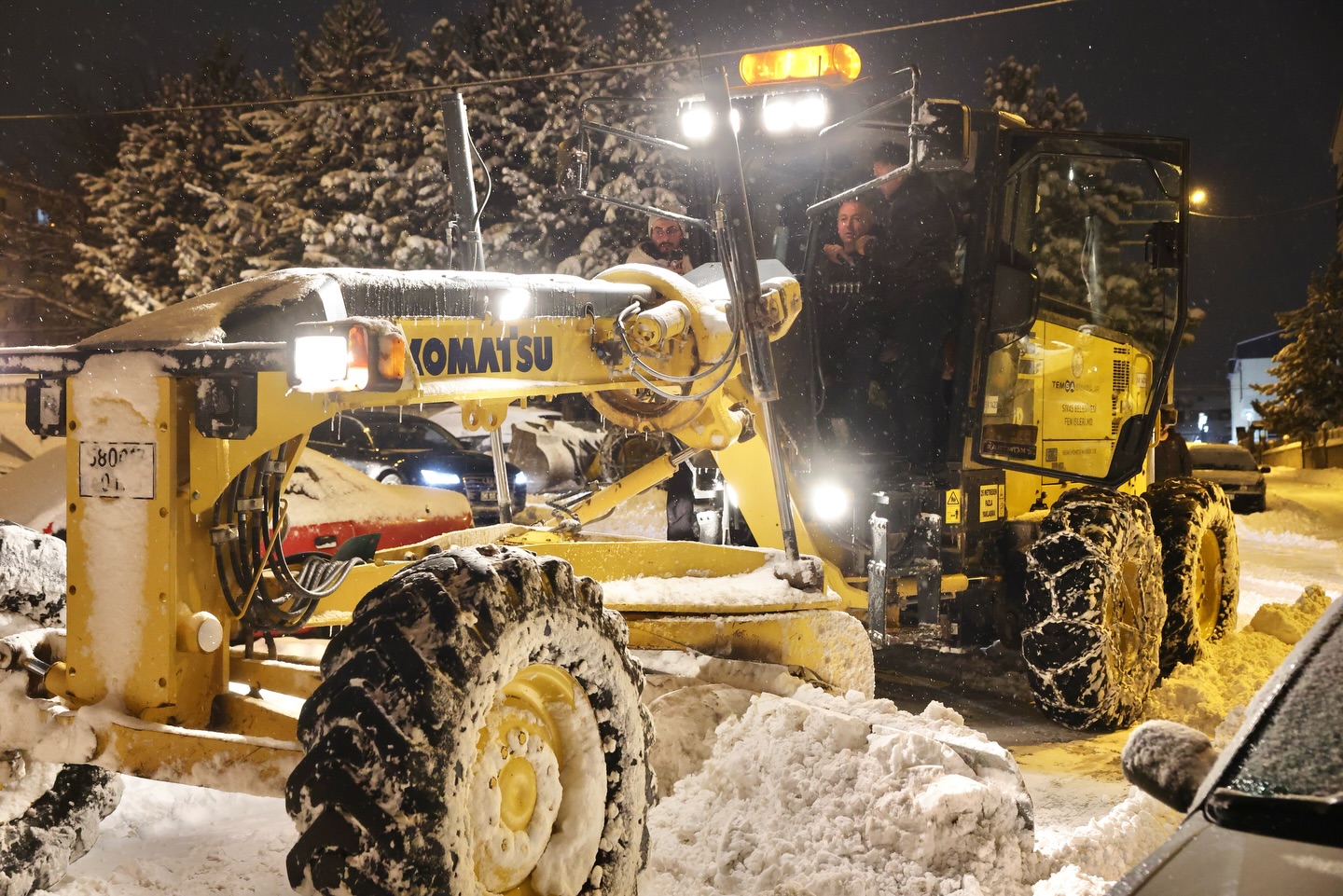 Ana arterlerden ara sokaklara yoğun kar temizliği