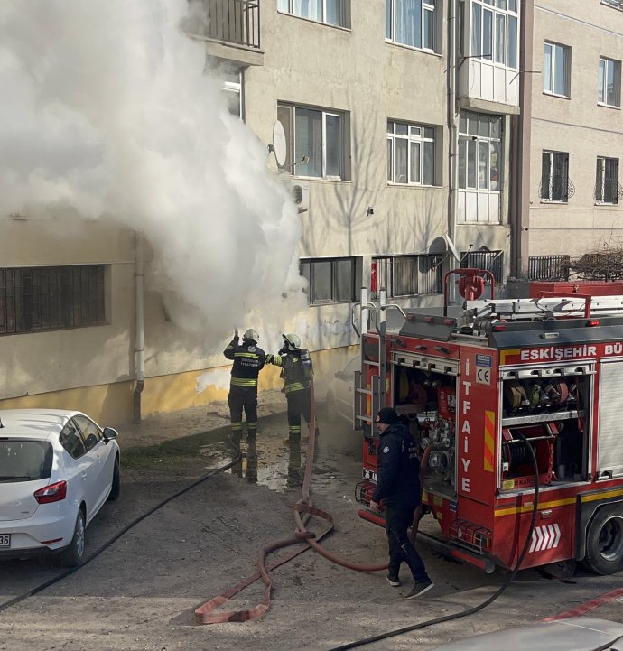 Kediler için kullanılan ısıtıcı yangına neden oldu