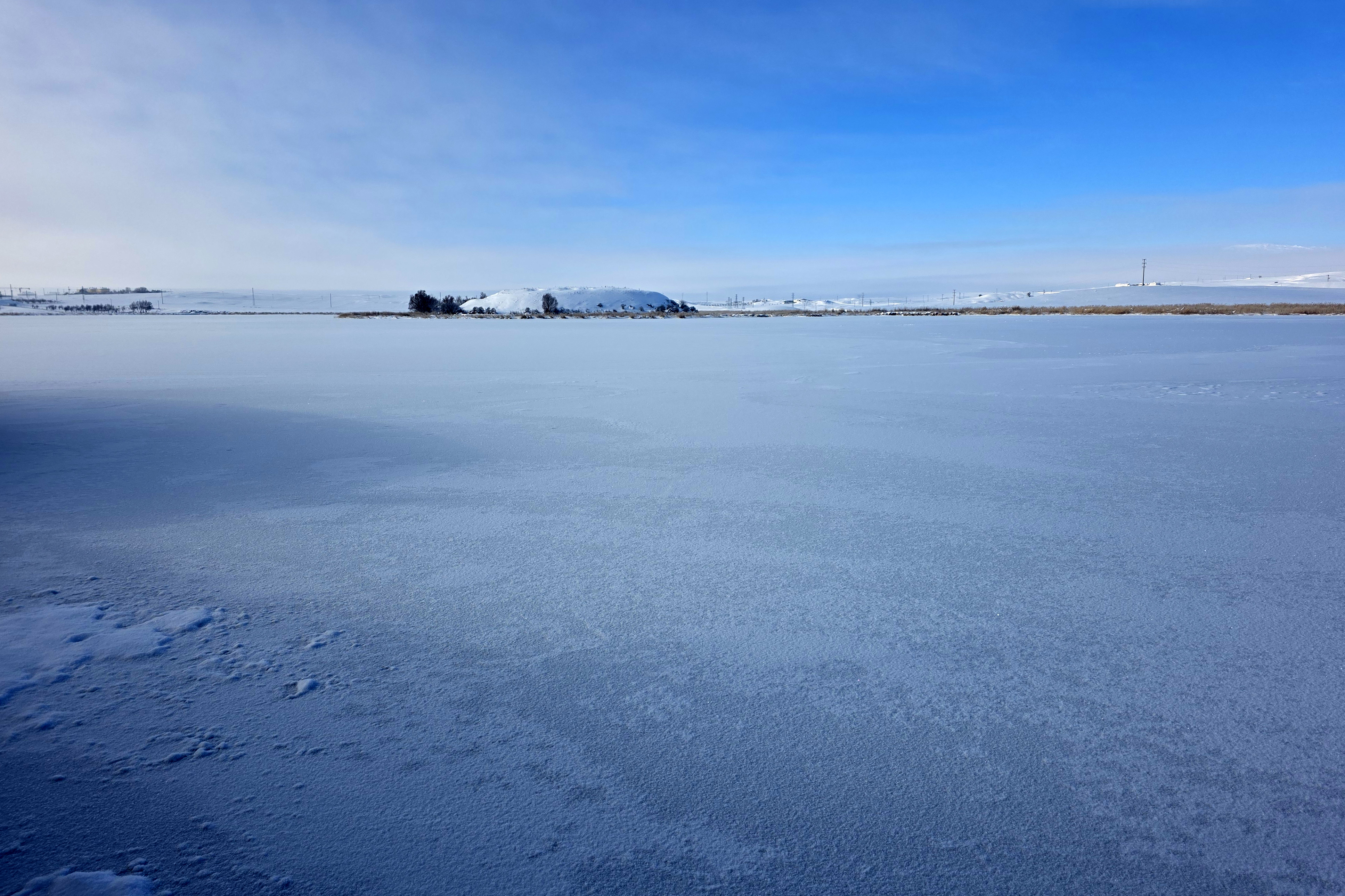 Hafik Gölü'nün yüzeyi buz tuttu