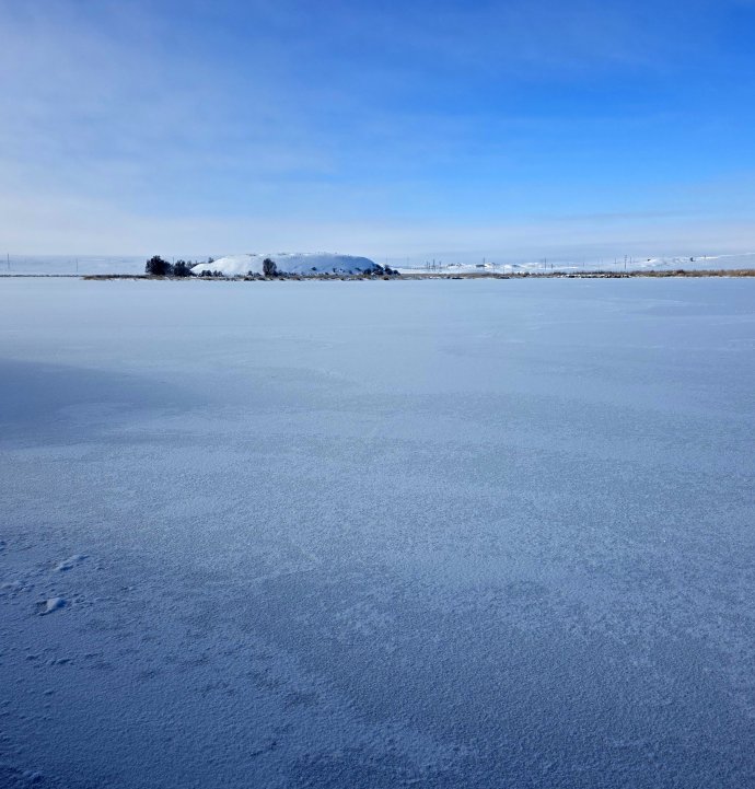 Hafik Gölü'nün yüzeyi buz tuttu