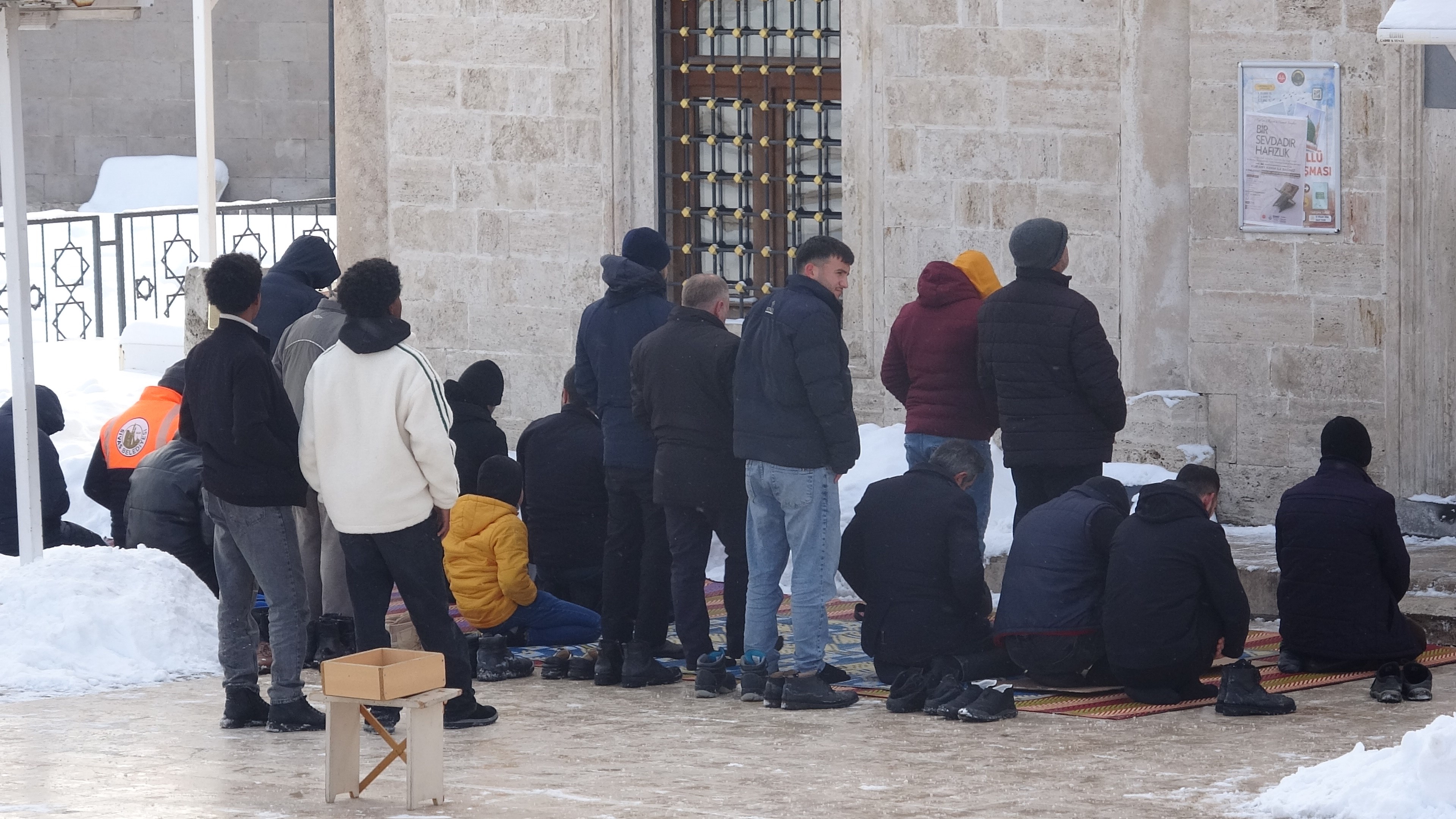 Dondurucu soğuğa aldırış etmeden namaza durdular