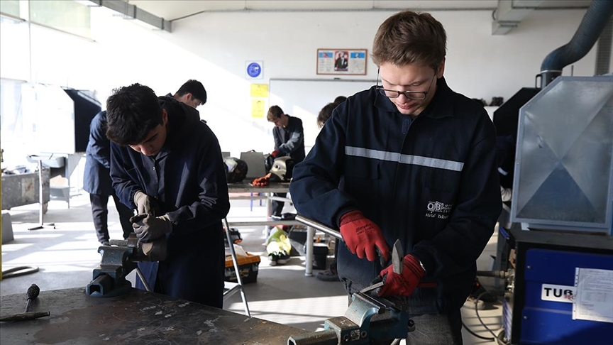 Liseliler atıl malzemeleri geri dönüşüme kazandırıyor