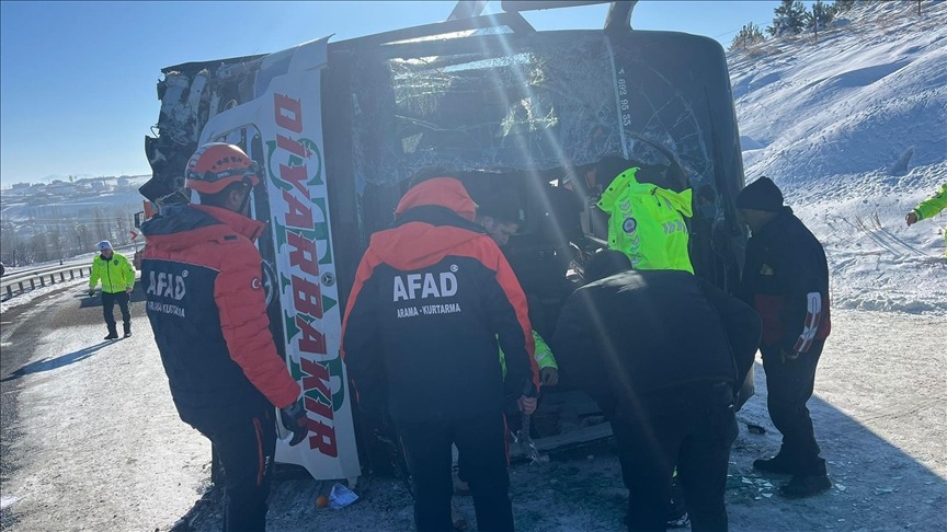 Yolcu otobüsü devrildi: 17 yaralı