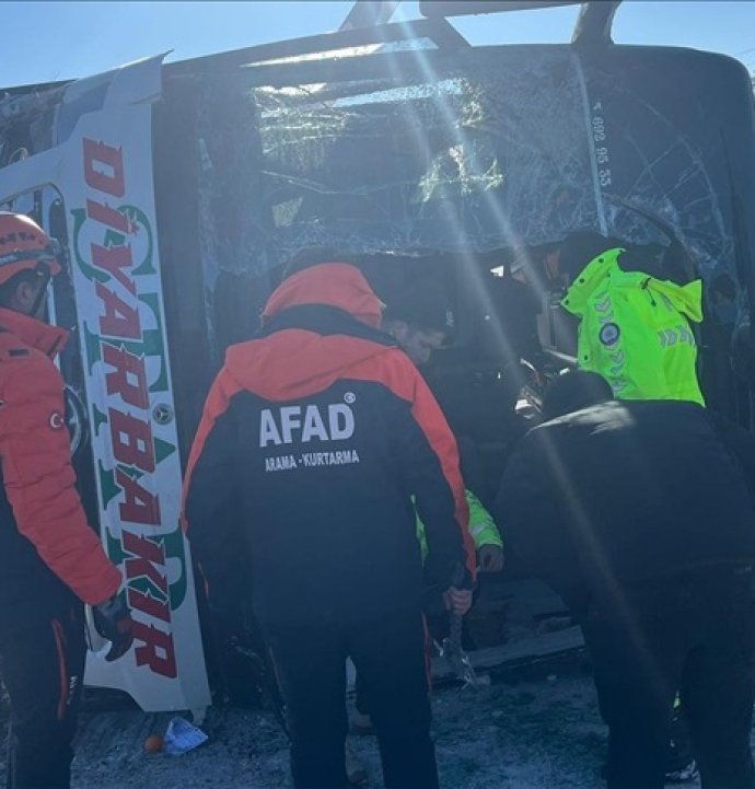 Yolcu otobüsü devrildi: 17 yaralı