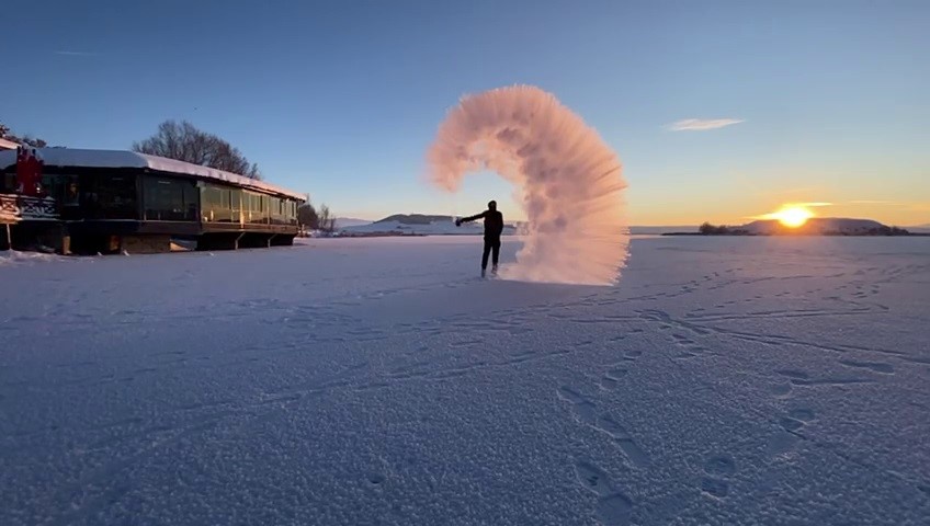 Sivas'ta kar ve dondurucu soğuk renkli görüntüler oluşturdu