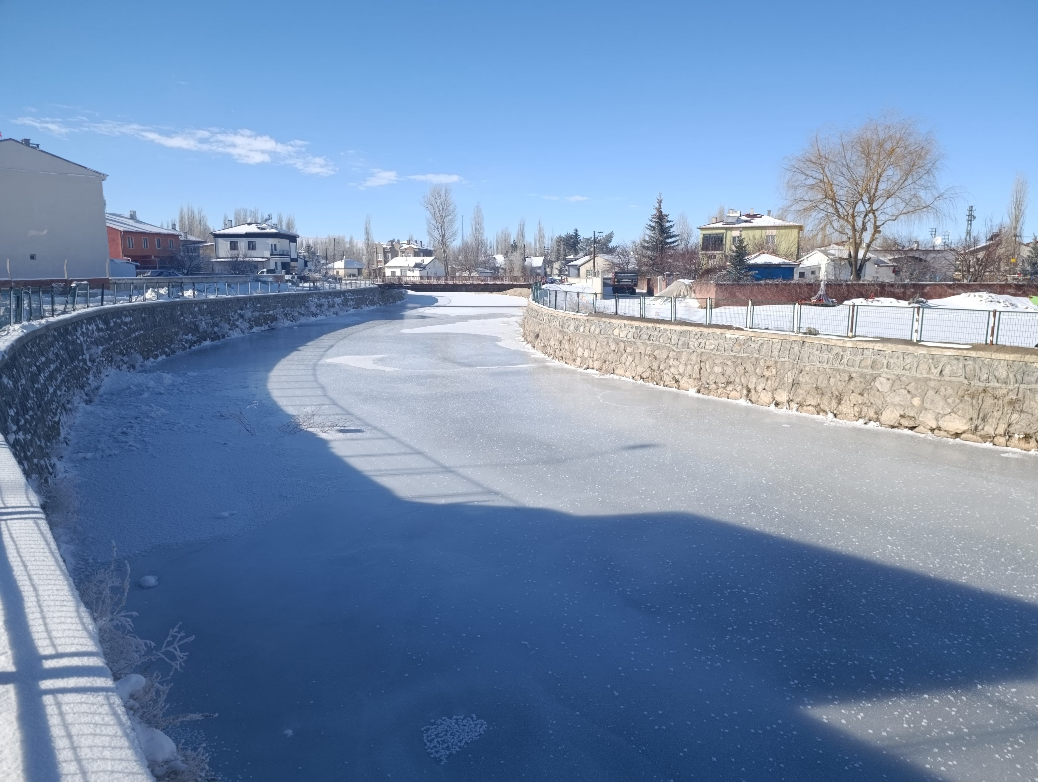 Tecer Irmağı'nın yüzeyi buz tuttu