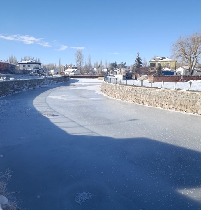 Tecer Irmağı'nın yüzeyi buz tuttu