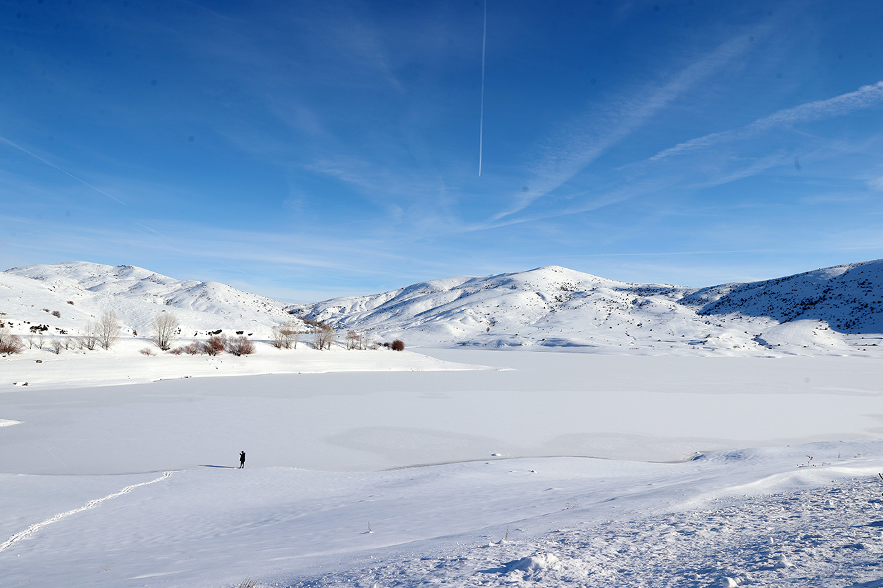 Sivas'ta Yıldız Göleti'nin yüzeyi buz tuttu