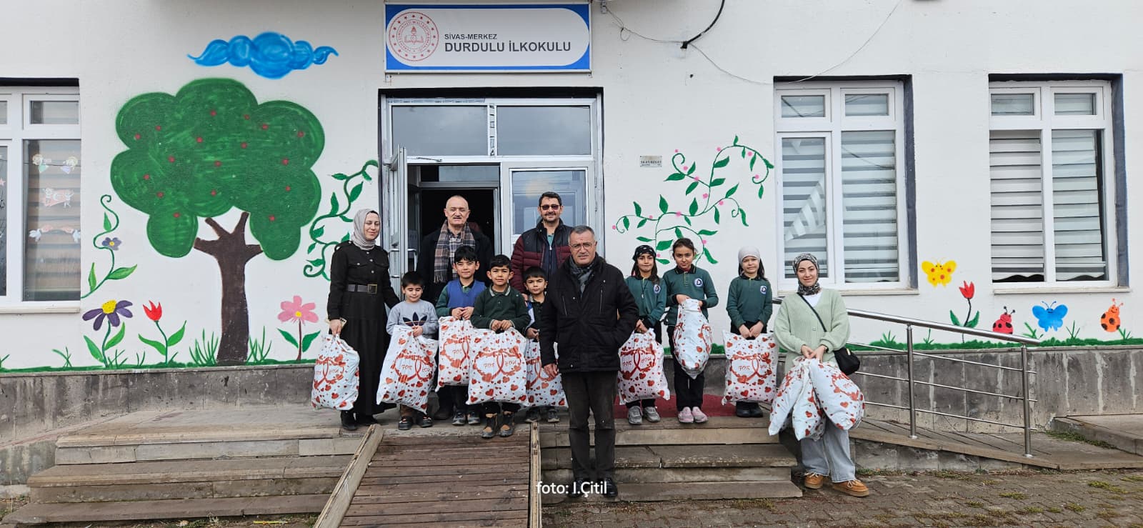 “Çocuklarımız Üşümesin” diyerek Sivas'ta 400 çocuğu sevindirdiler