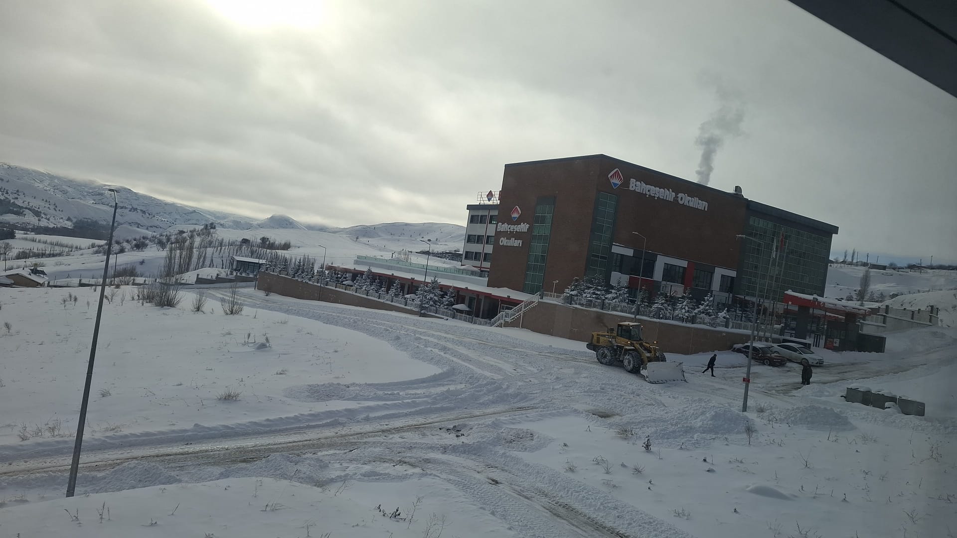 Kar altındaki sokaklar unutuldu, kaçak otoparka özel hizmet