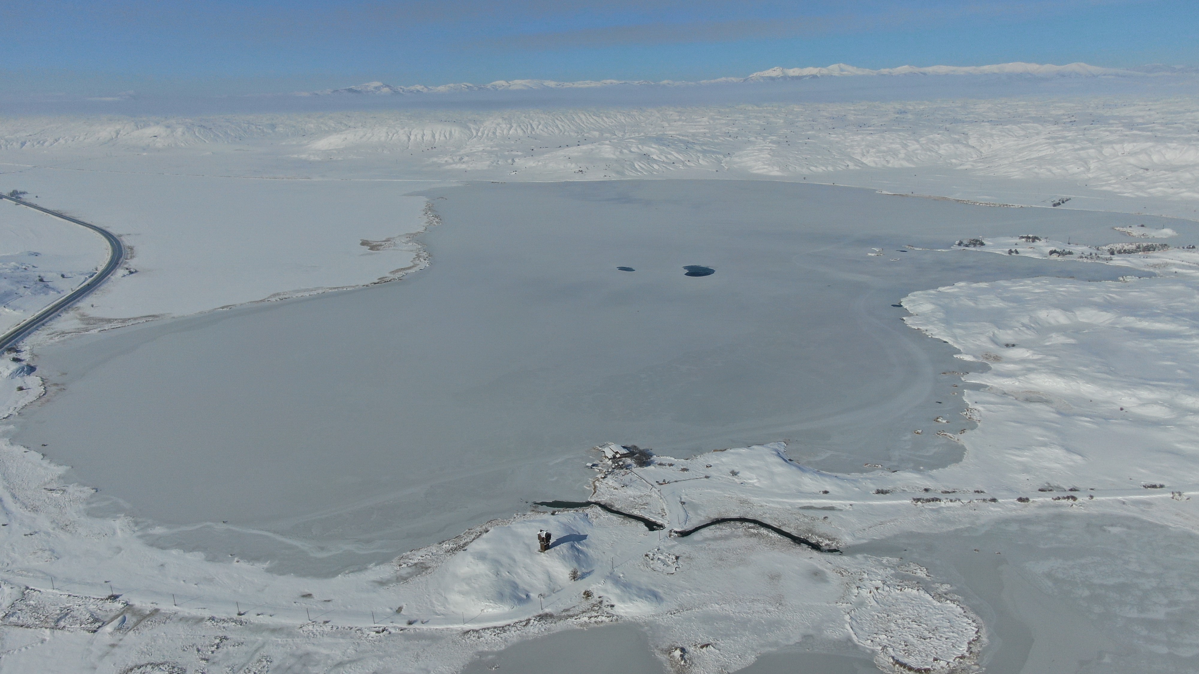 Efsanesi dilden dile dolaşan göl tamamen dondu