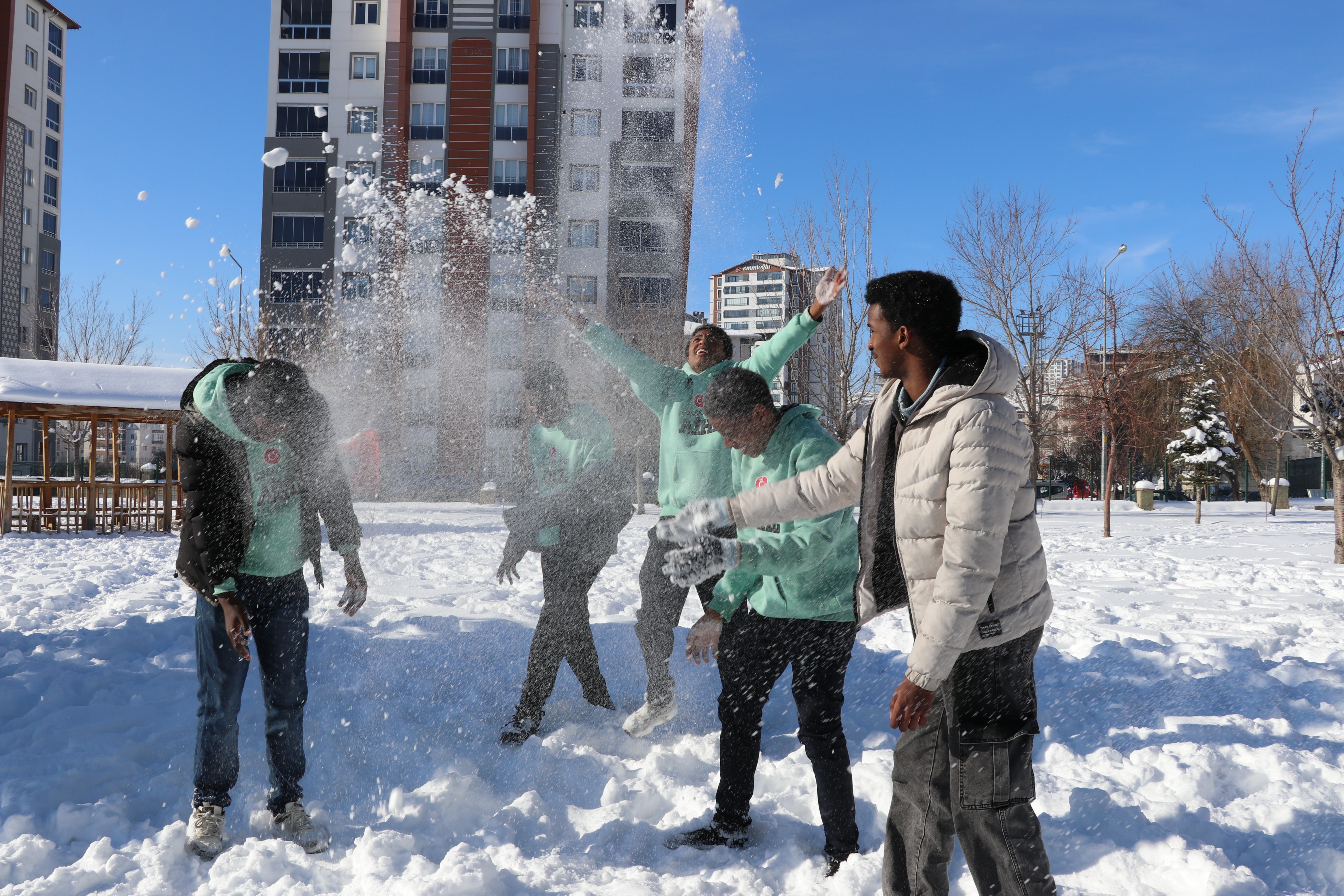 Sivas'ta ilk kez karla tanışan Afrikalı öğrenciler doyasıya eğlendi
