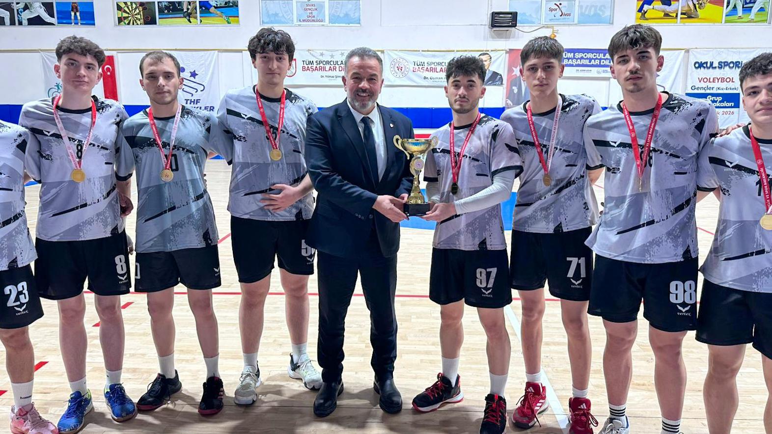 Sivas Gençlik Spor kupayı kaldırdı