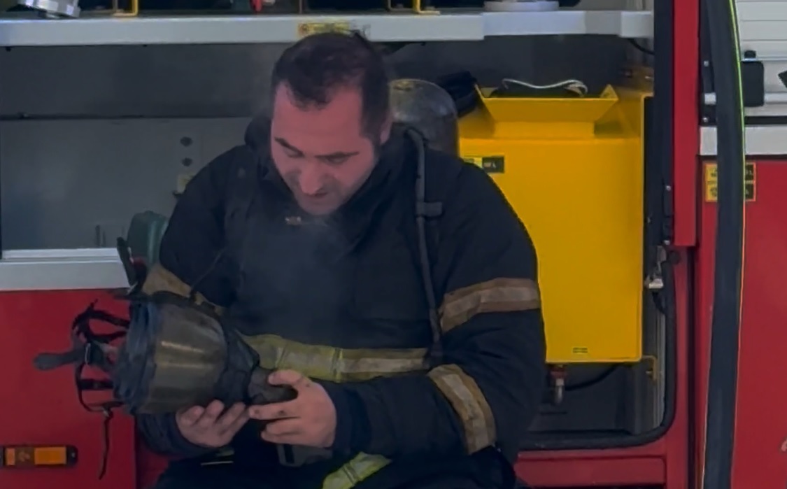 Sivas'ta itfaiye eri canını hiçe saydı, mahsur kalan vatandaşı kurtardı