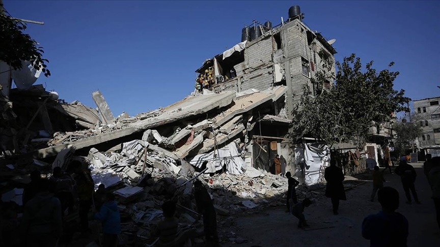 İsrail ateşkese rağmen Gazze'de saldırılarını sürdürüyor