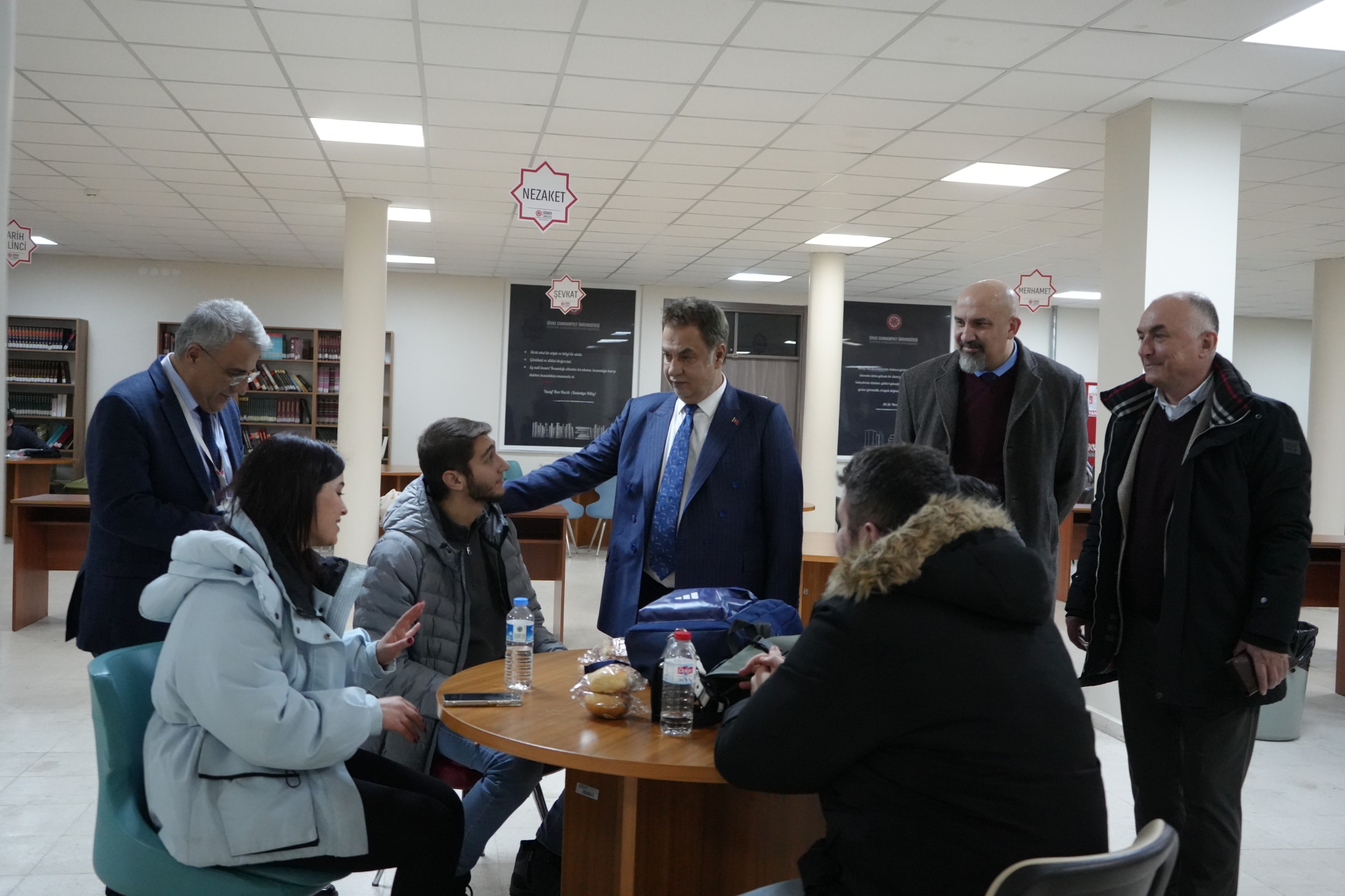 Kütüphanede öğrencilerle bir araya geldi