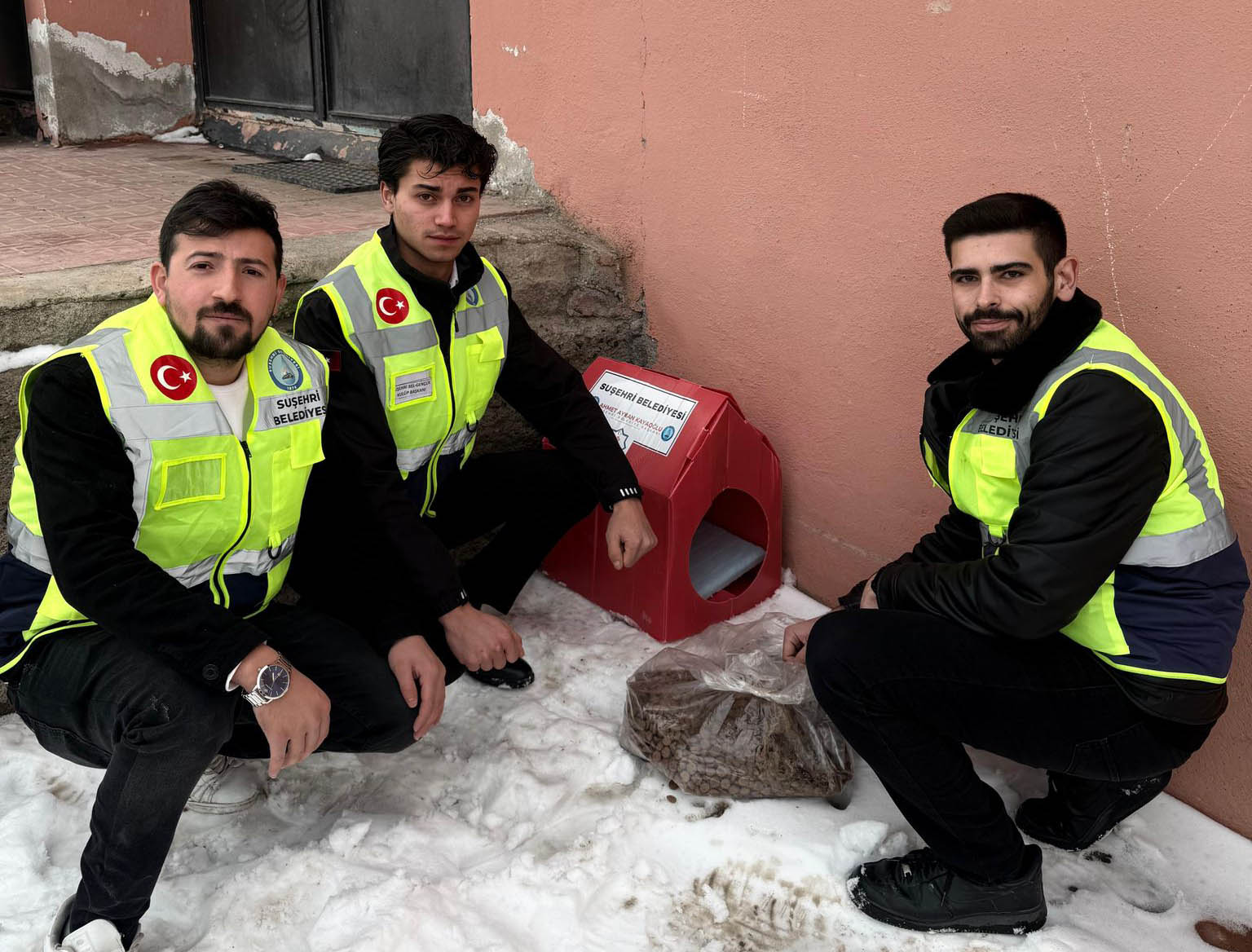 Yabani hayvanlar için doğaya yem bıraktılar