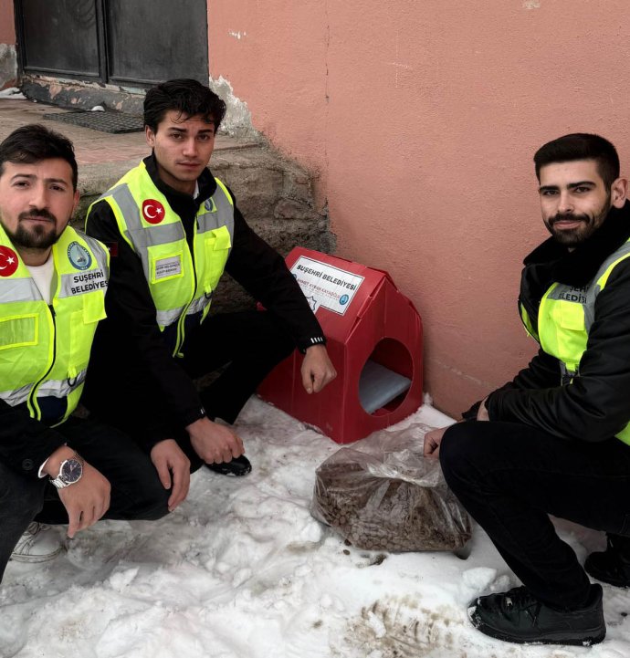 Yabani hayvanlar için doğaya yem bıraktılar