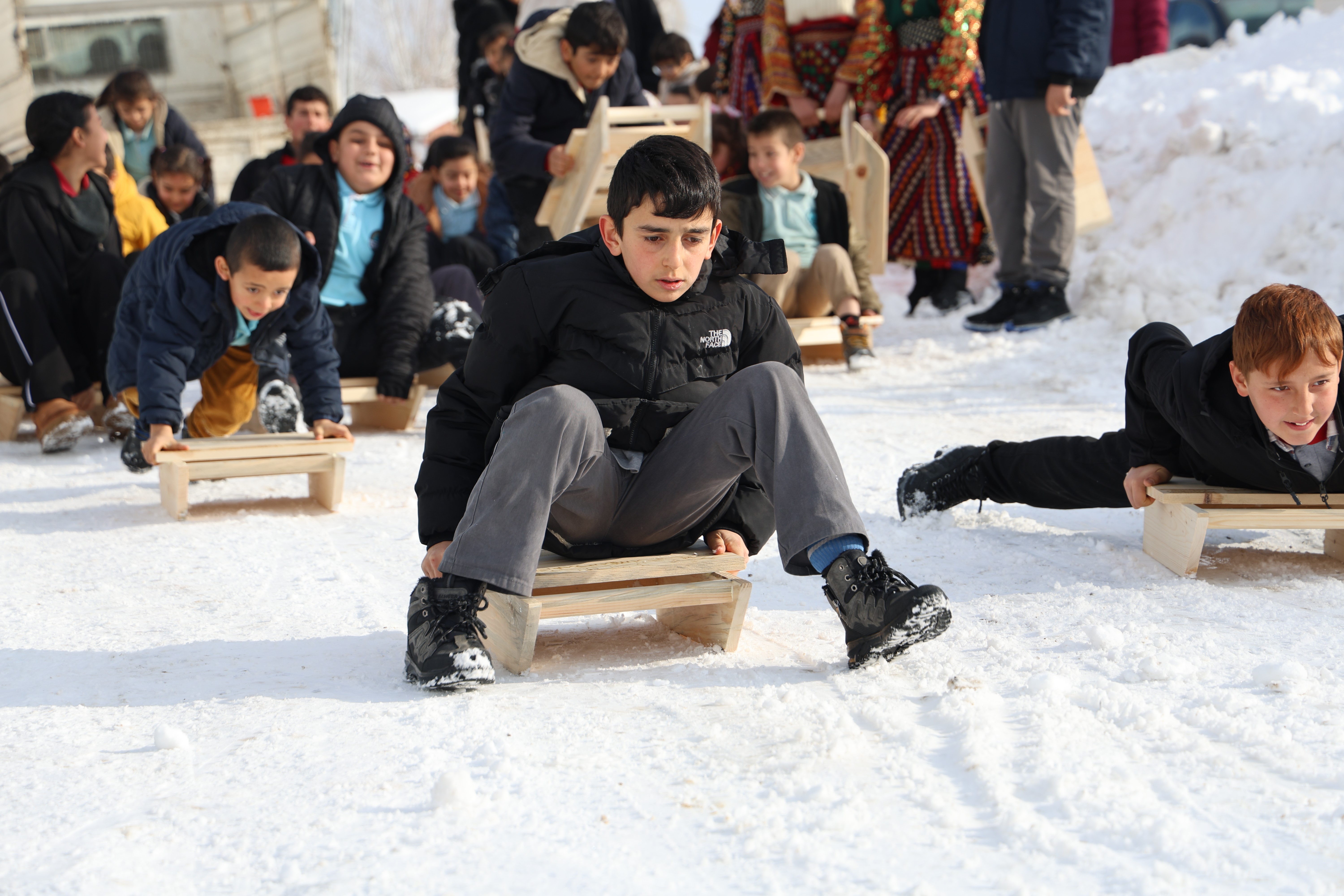 Sivas’ta Vali'den köy öğrencilerine ahşap kızak sürprizi