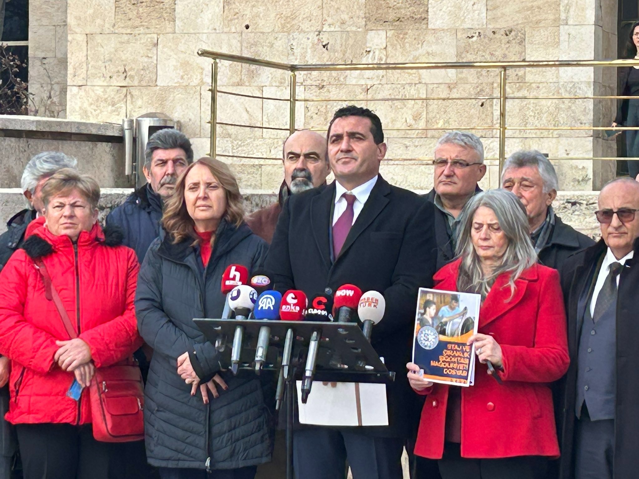 Ulaş Karasu’dan TBMM önünde emekli ve asgari ücret tepkisi