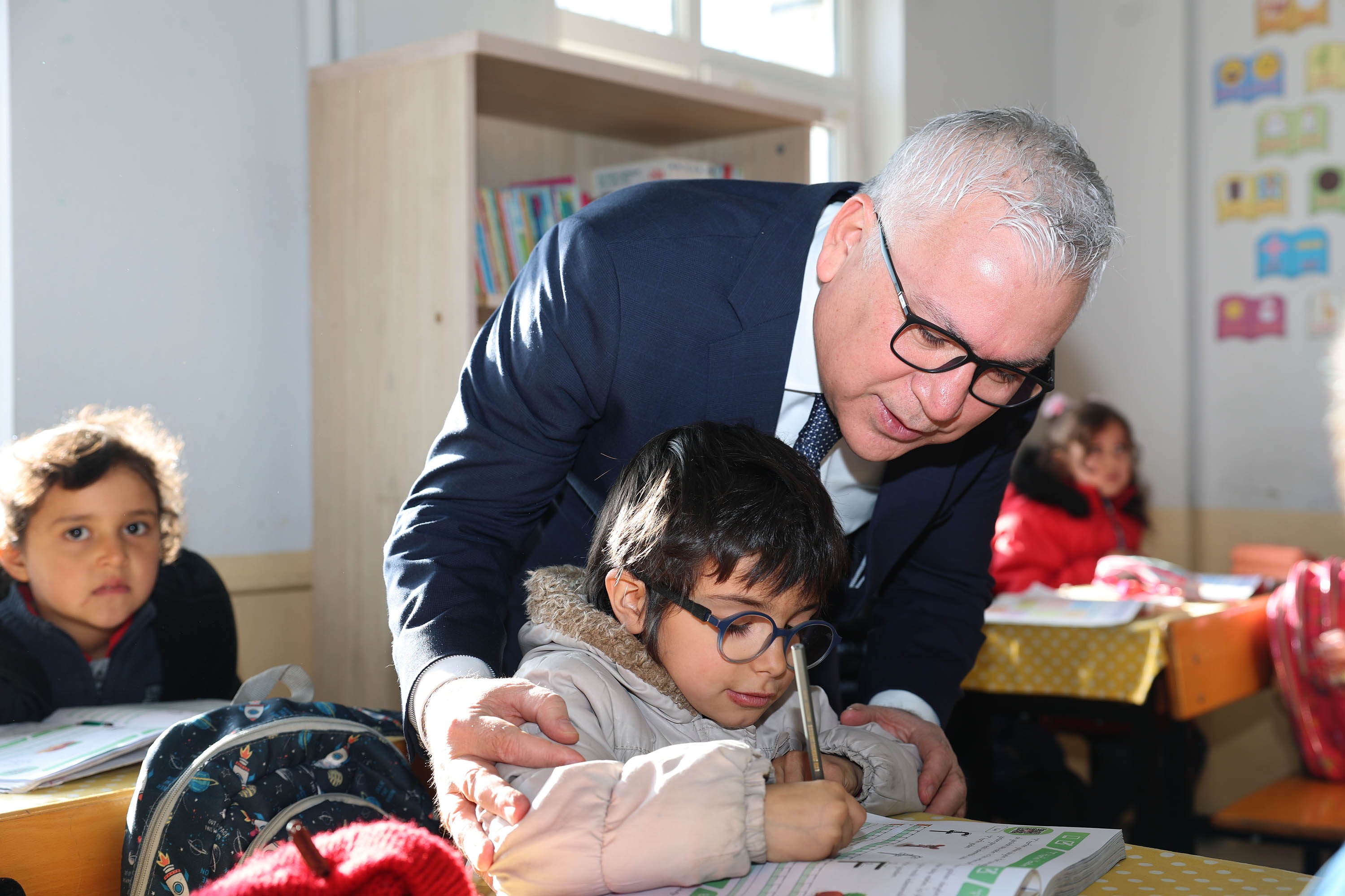 Sınıfları tek tek gezdi! Vali Şimşek’ten o okula övgü dolu sözler