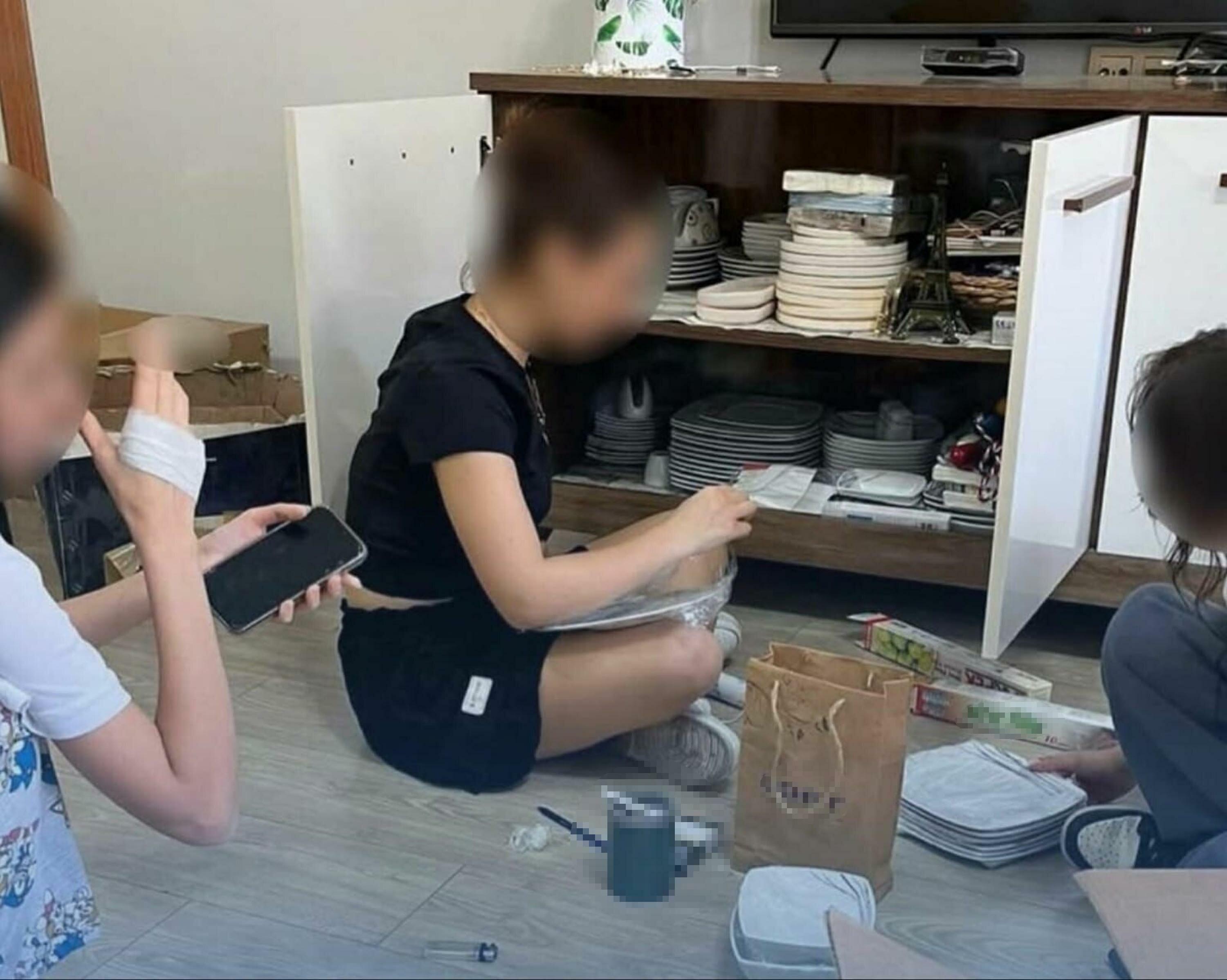 Öğrencilerini evine temizlik yapmaya götürdü