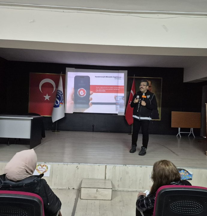 Sivas'ta "En İyi Narkotik Polisi Anne Projesi" anlatıldı