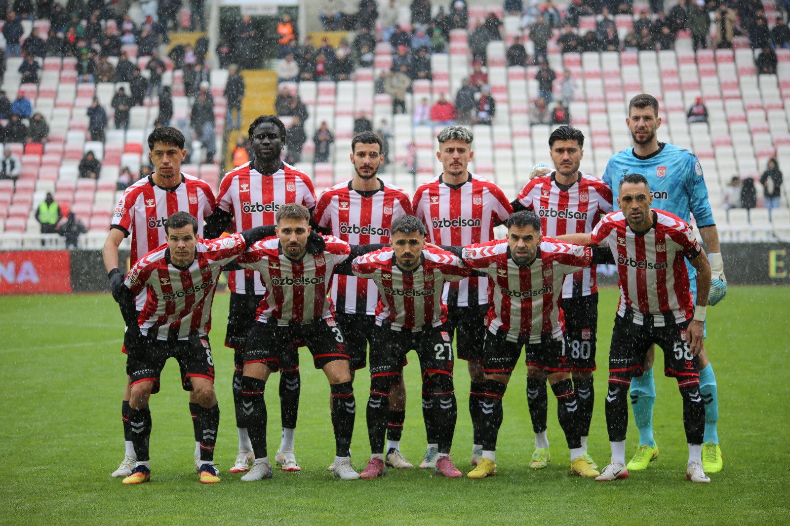 Sivasspor çubuklu formayla sahada!