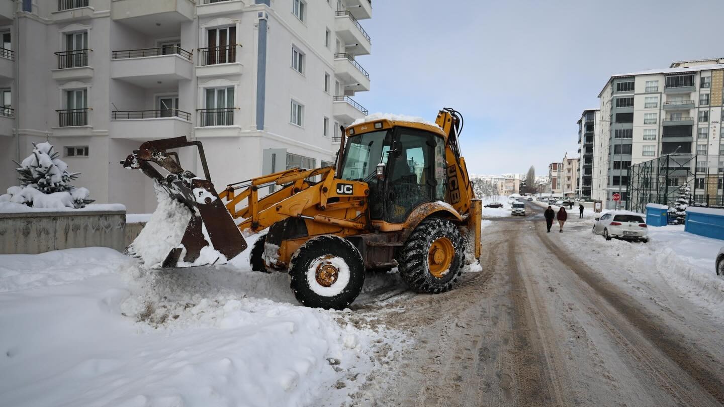 Sivas’ta kar ve tipi ulaşımı felç etti: 587 yerleşim yeri kapalı