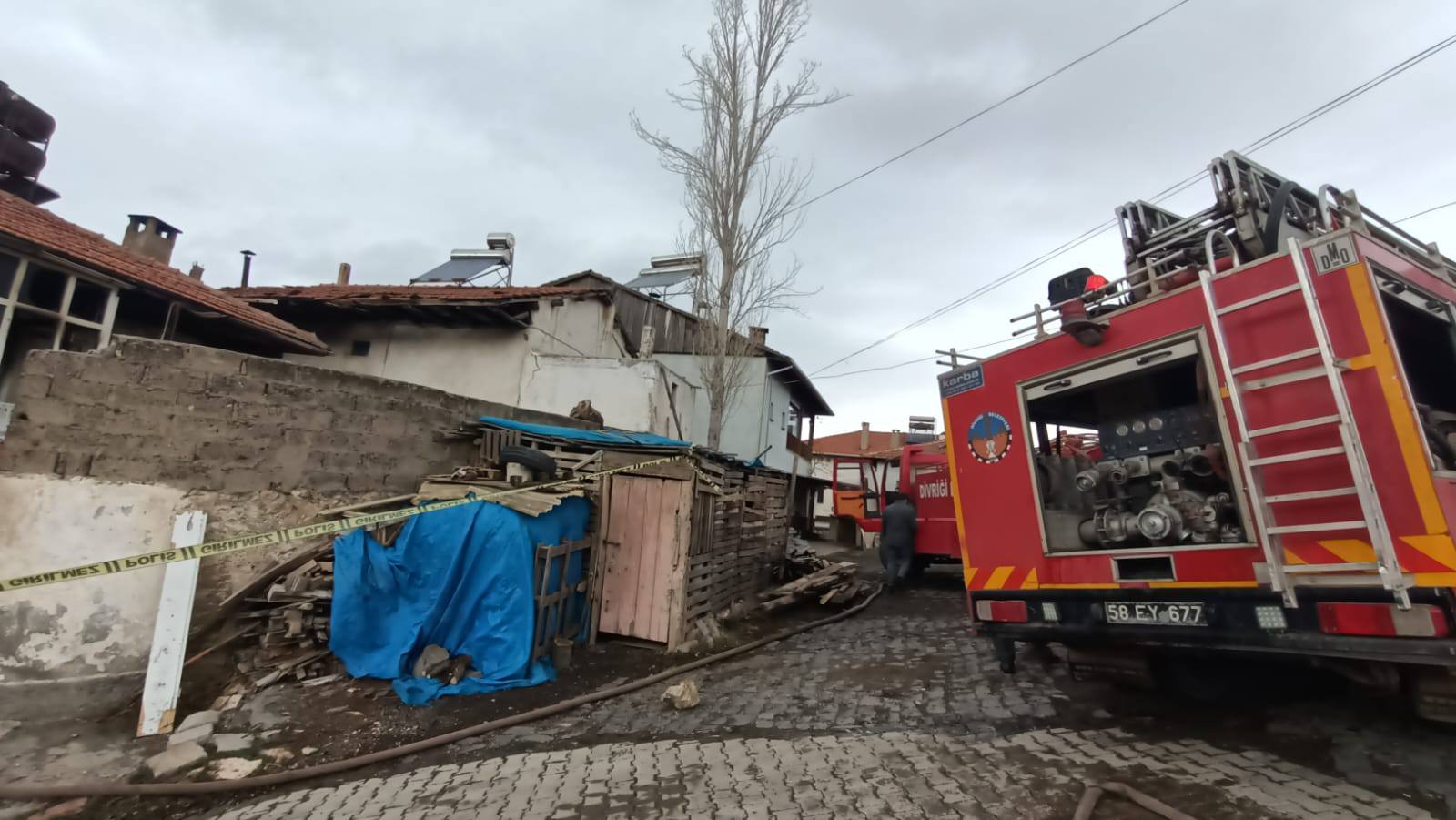 Divriği’de sobadan çıkan yangın korkuttu