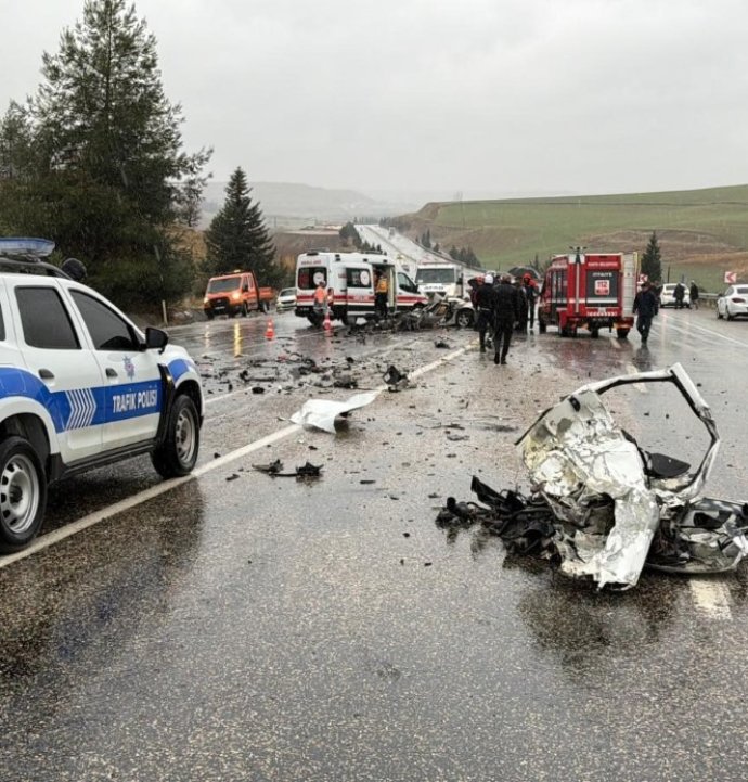 Otobüs otomobili kağıt gibi ezdi