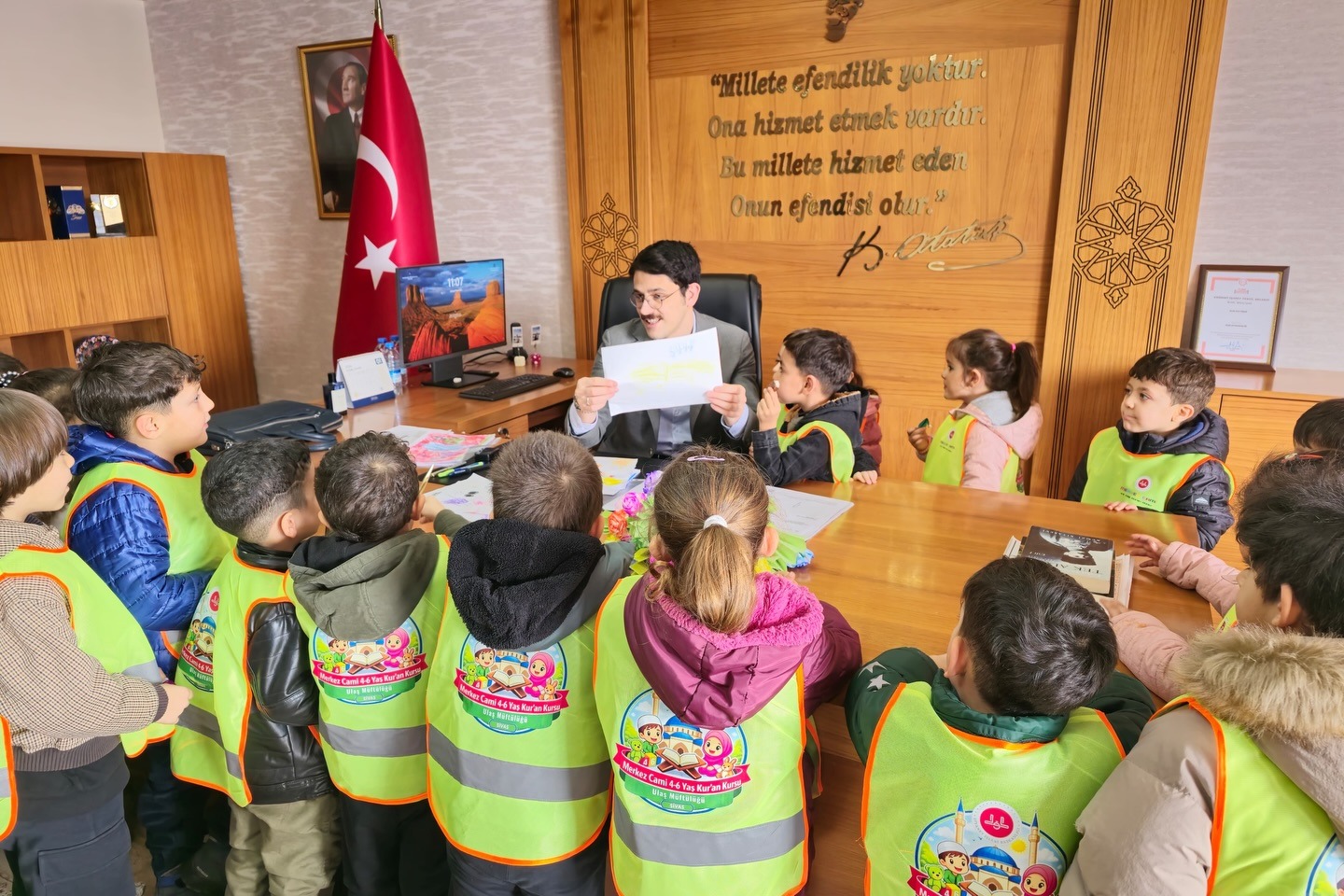 Sivas'ta minik öğrencilerden Kaymakam Eşkimez’e ziyaret
