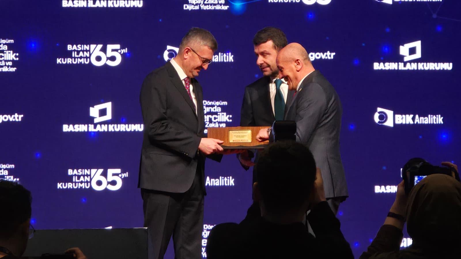 Gazetemizden İletişim Başkanı Duran'a plaket