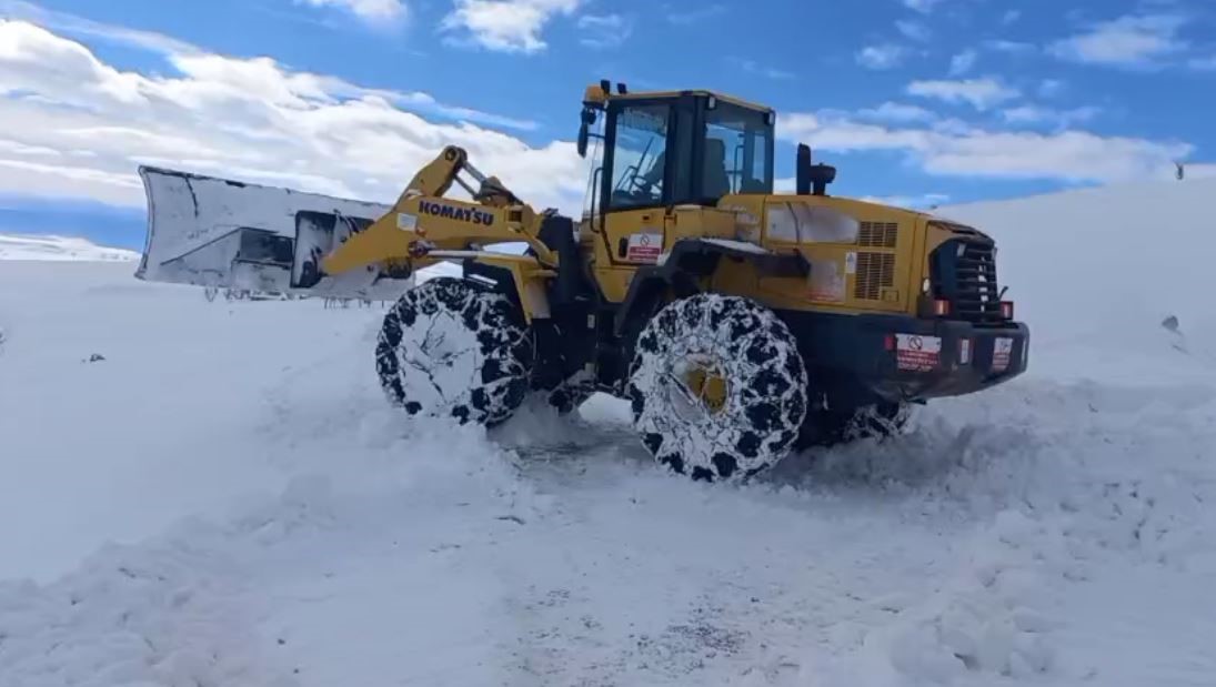 Sivas'ta cenaze aracı yolda kaldı, iş makineleri kapanan yolu açtı