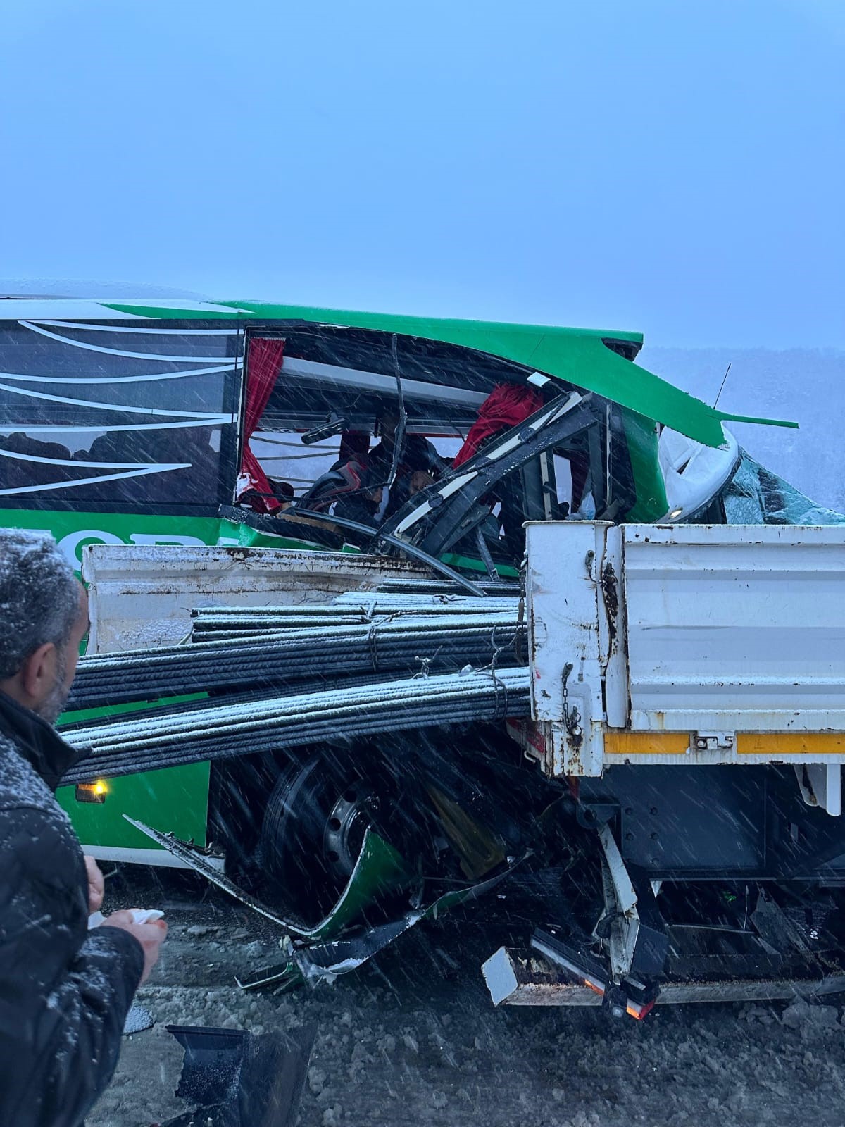 Sivas'ta karlı yolda kayan yolcu otobüsüyle TIR'a çarptı!