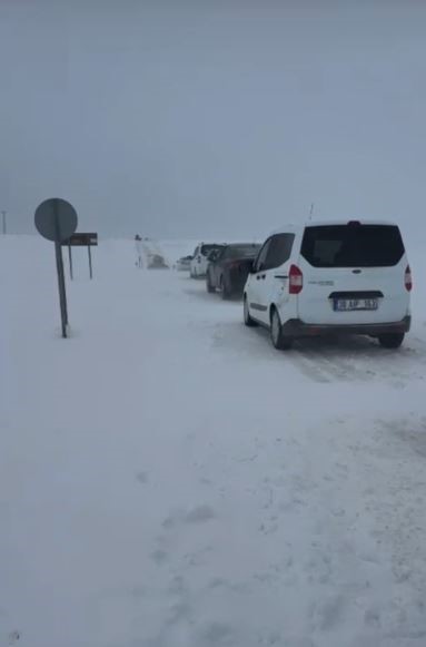 Sivas'ta etkili olan kar ve tipi, sürücülere zor anlar yaşattı