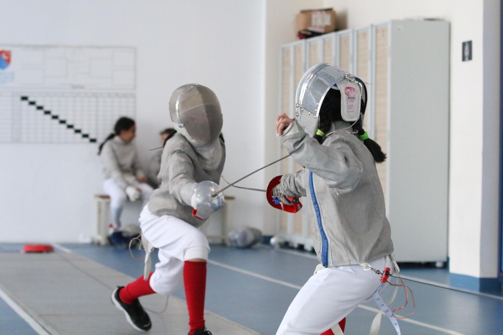 Sivas’ta genç eskrimciler piste çıktı